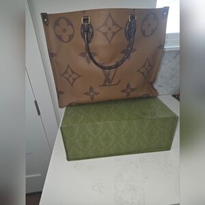 Beautiful Like new Giant Neverfull  GM